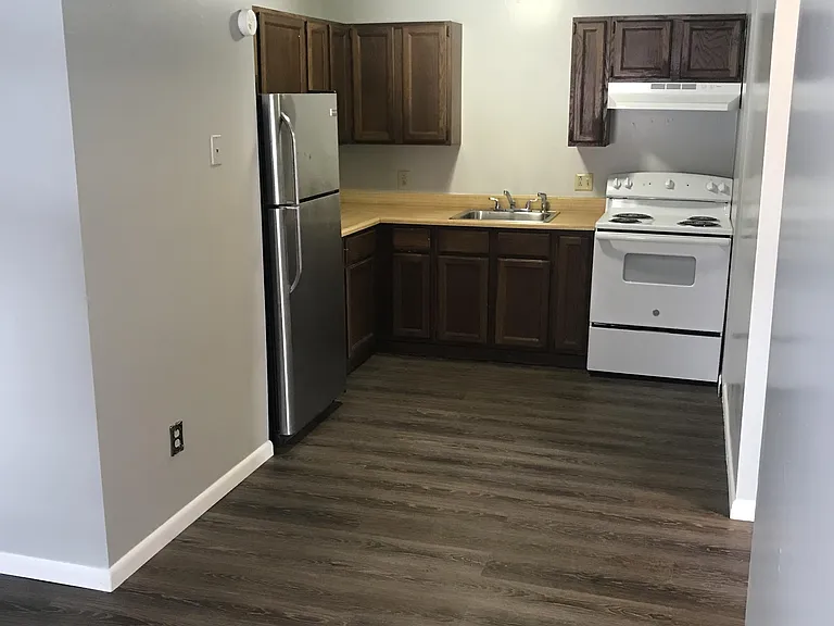 548 Cambria Avenue - B — Photo 2