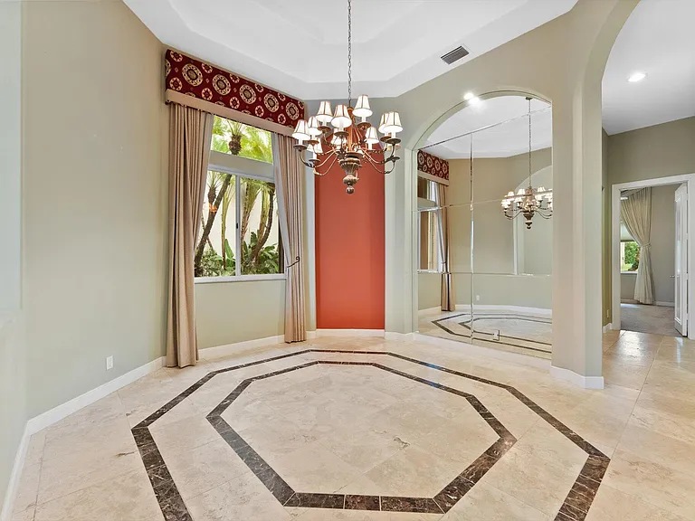 7081 Mallorca Cres — Photo 3