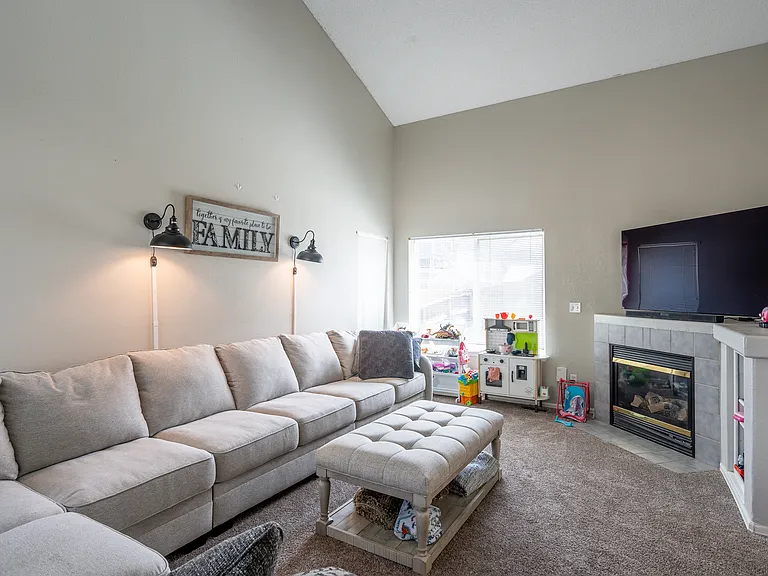 857 Regent Ct — Photo 3