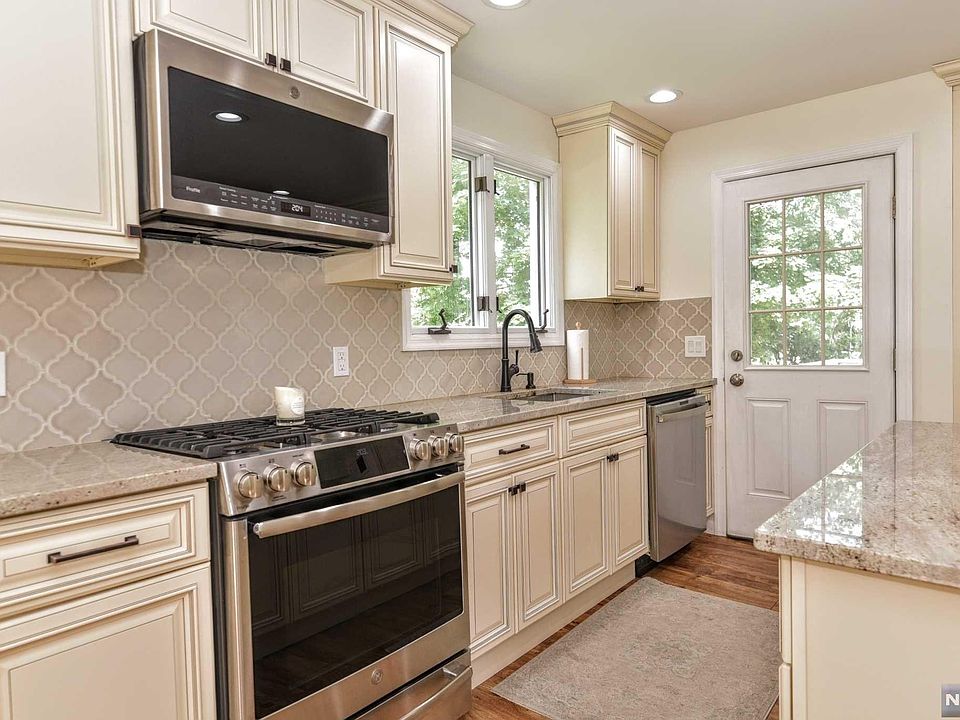 1st image of 262 Airmount Ave