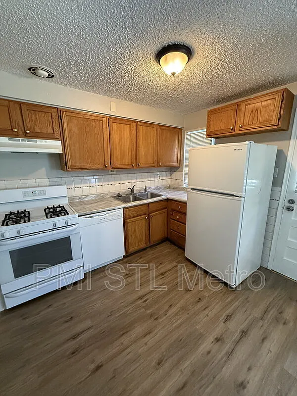 3 bed, 1.0 bath, 912 sqft, $1,325 — Photo 3