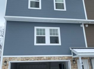 721 Cox Ct, Le Claire, IA 52753