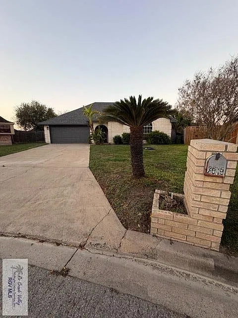 3 bed, 2.0 bath, 1395 sqft, $1,950 — Photo 2