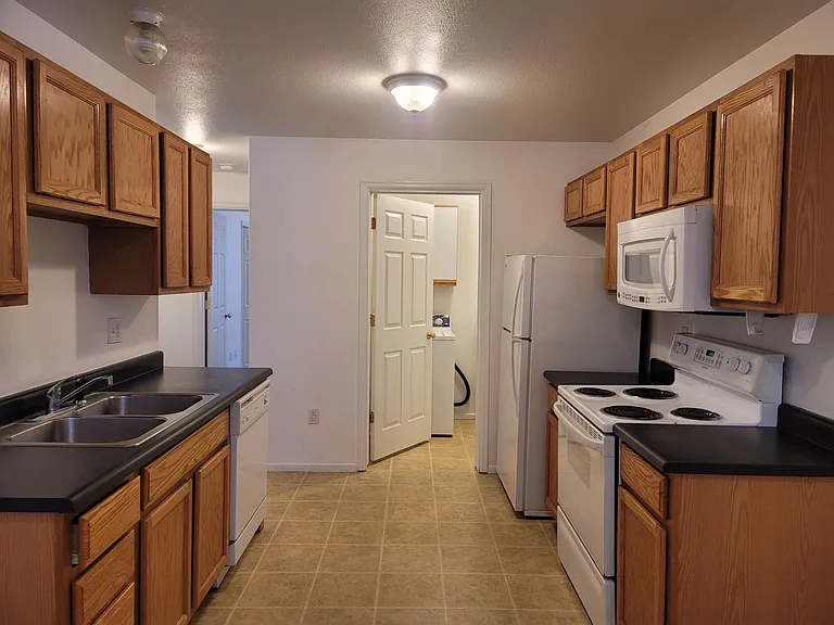 1232 Taft Ave — Photo 2