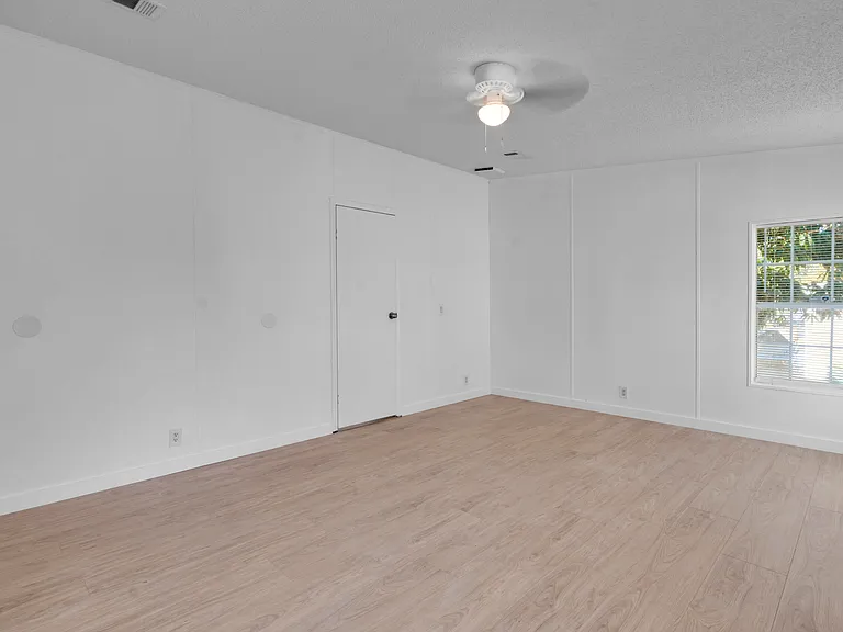 4905 NE 2nd Way — Photo 10