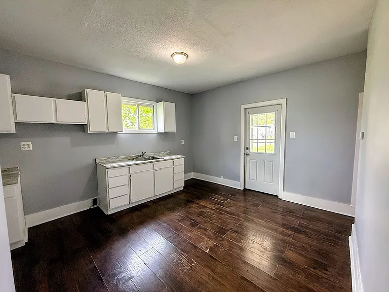316 Young Ave NE — Photo 4