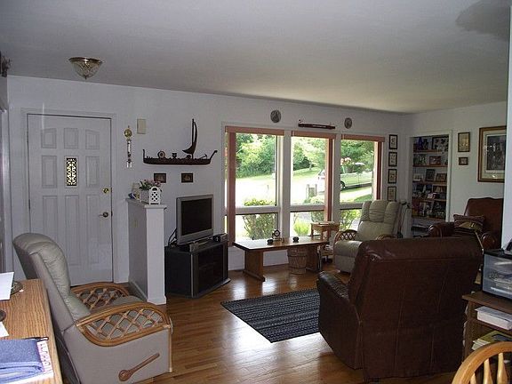 2nd image of 6 Sunset Cir