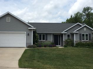 420 Thurow Dr, Oconomowoc, WI 53066