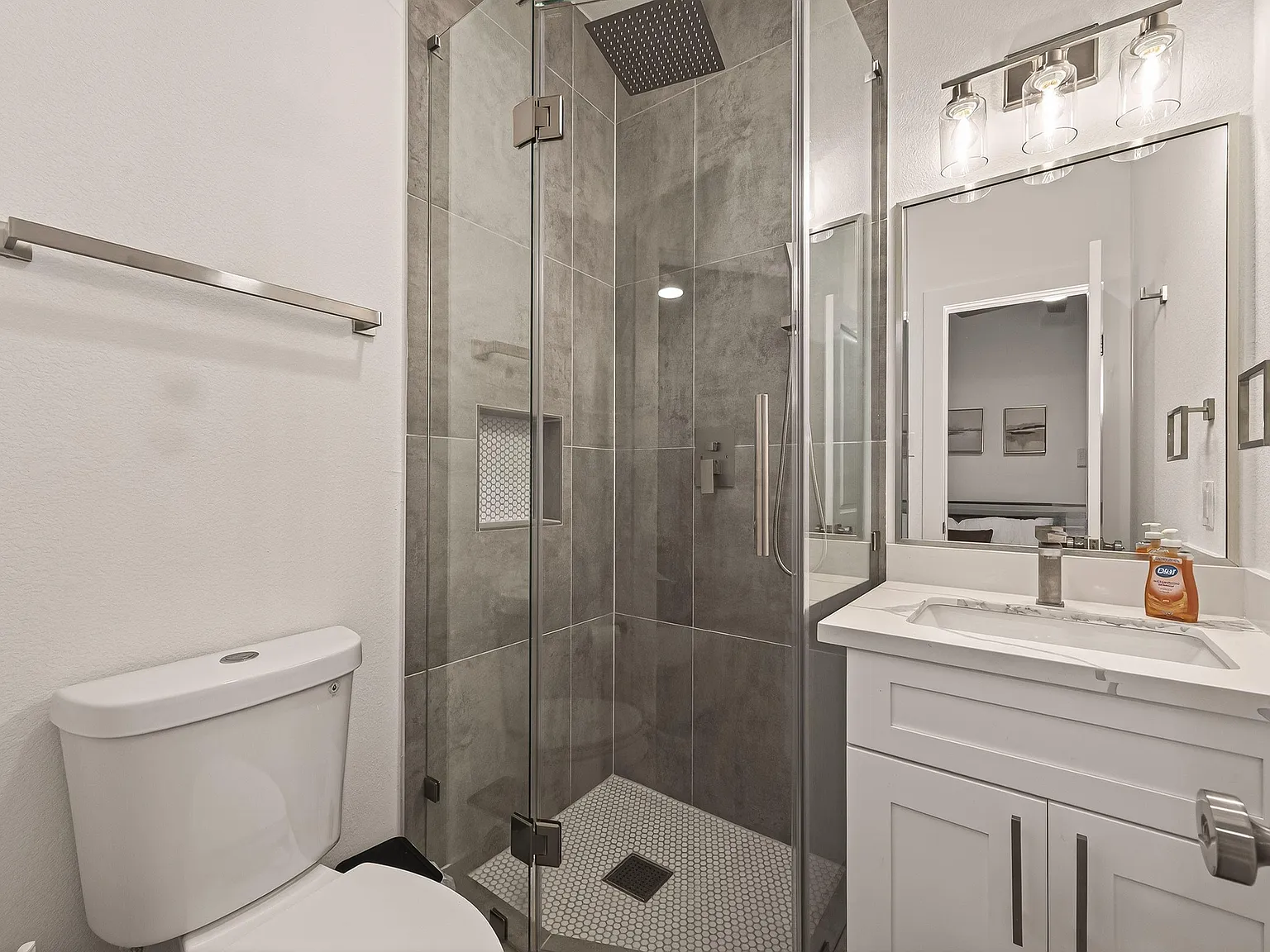 4 bed, 10.0 bath, 2414 sqft, $1,048 — Photo 3