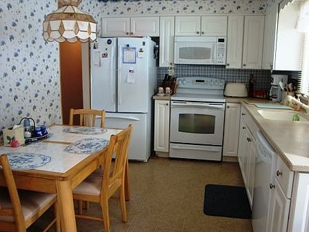 Updated Eat-in Kitchen