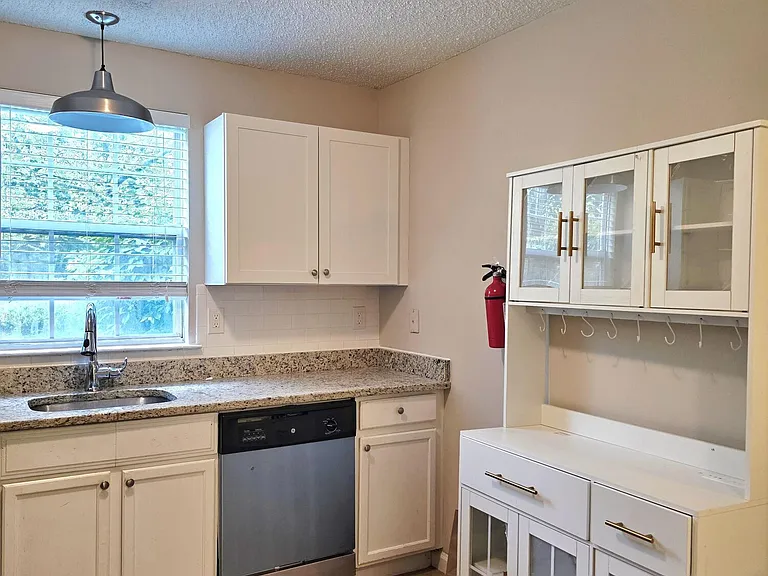 58 Madison Ct — Photo 6