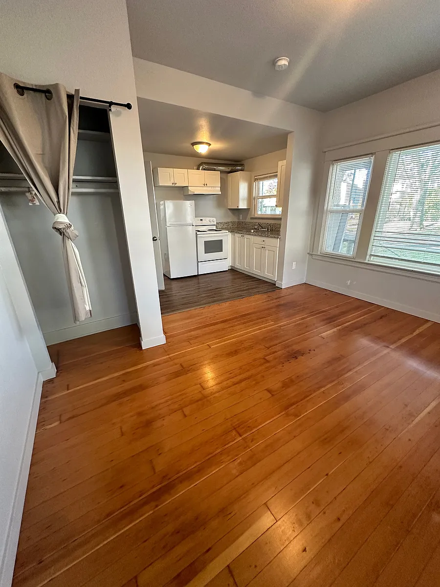 Building Photo - 554 SW Jefferson Ave #2