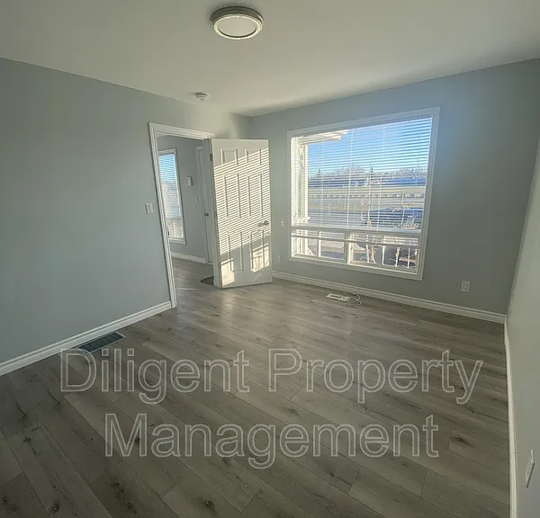 260 Lansdowne St W — Photo 2