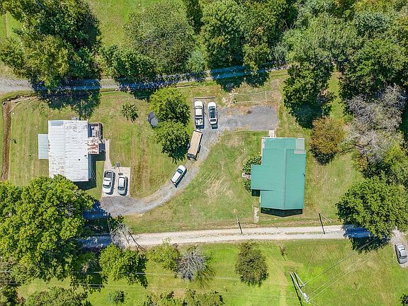 3rd image of 3052 Hurricane Rd