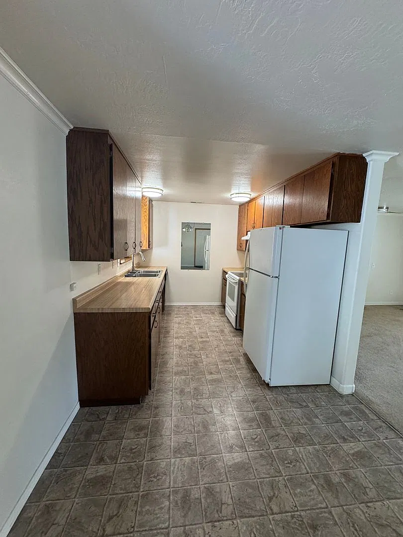 Canyonville 3 Bedroom 2 Bath with Garage and Workshop — Photo 4