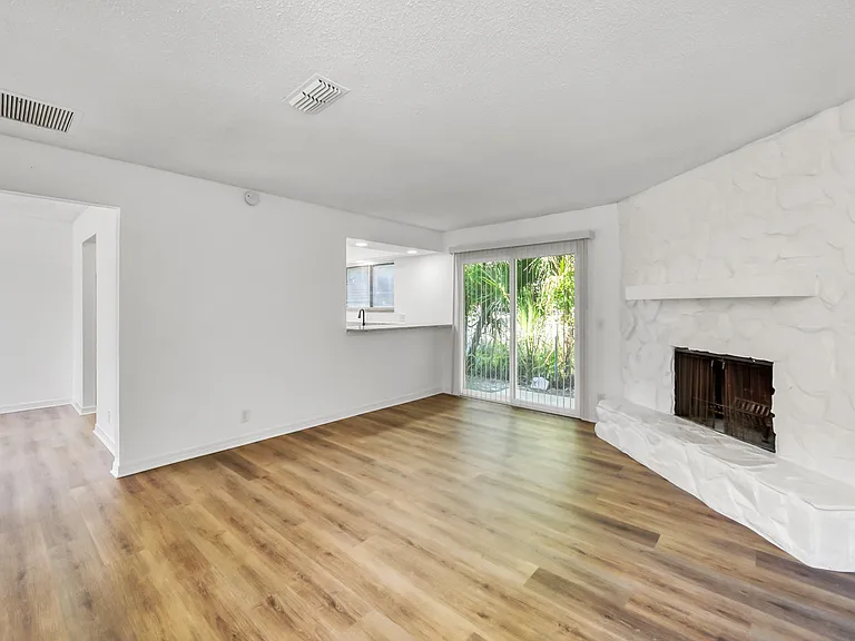 1304 E Magnolia Cir #1306 — Photo 9
