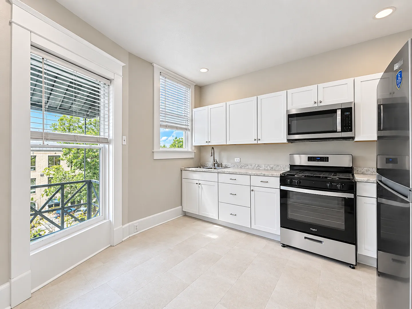 Renovated 2-Bedroom with Rooftop Access Near Downtown & San Pedro Springs — Photo 2