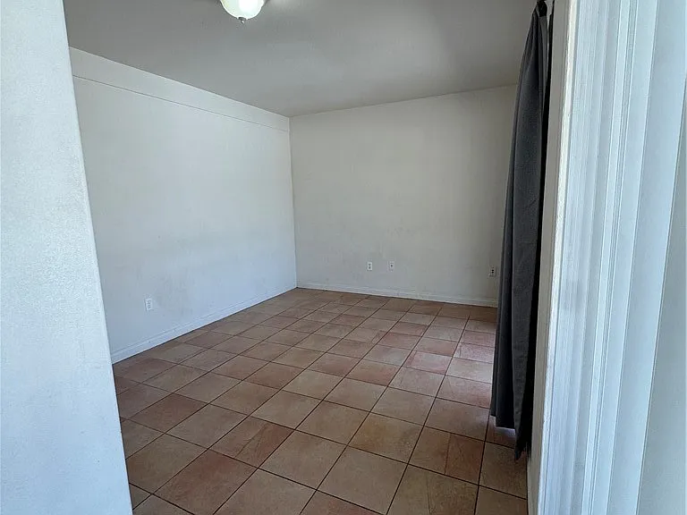 758 W Longden Ave — Photo 2