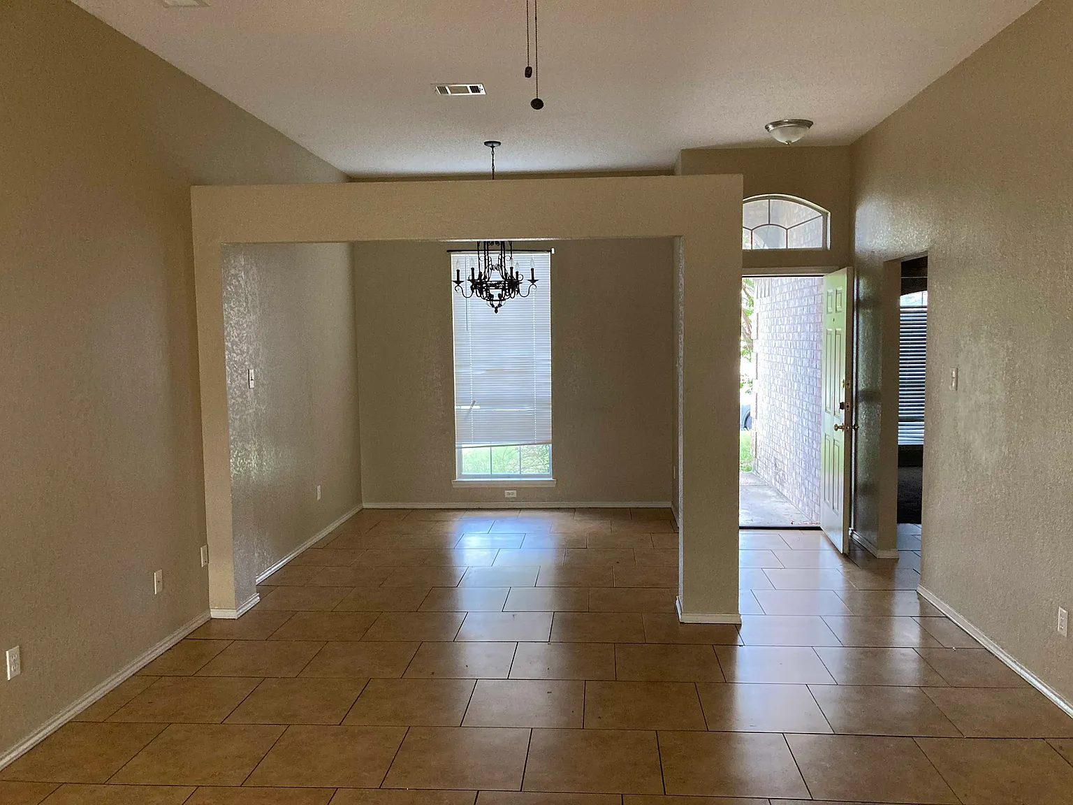 4 bed, 2.0 bath, 1795 sqft, $1,597 — Photo 2