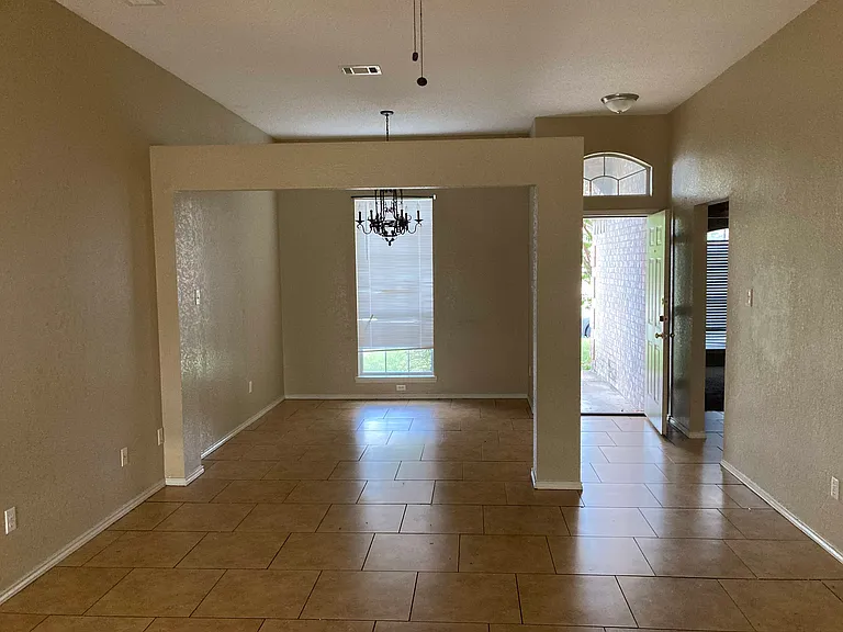 2207 Waterfall Dr — Photo 2