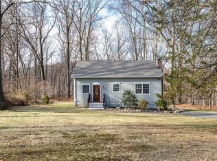 28 McGregor Ln, Crompond, NY 10517
