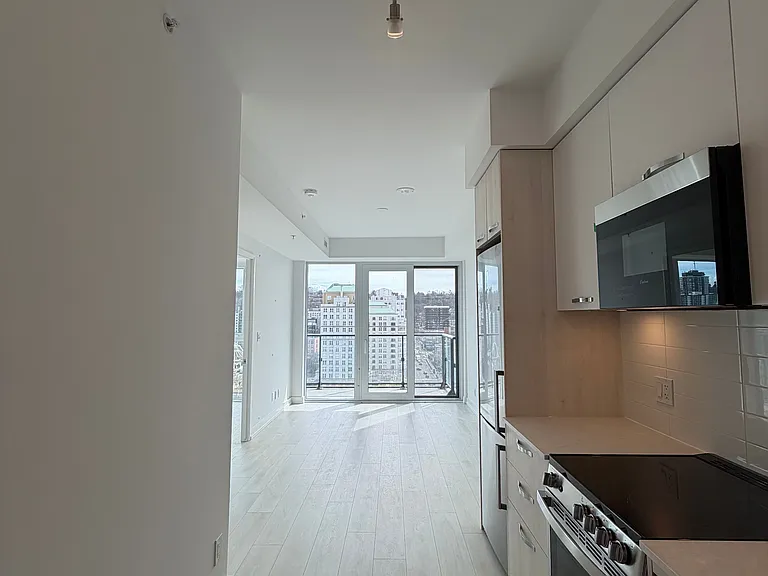 75 James St S #1323 — Photo 15