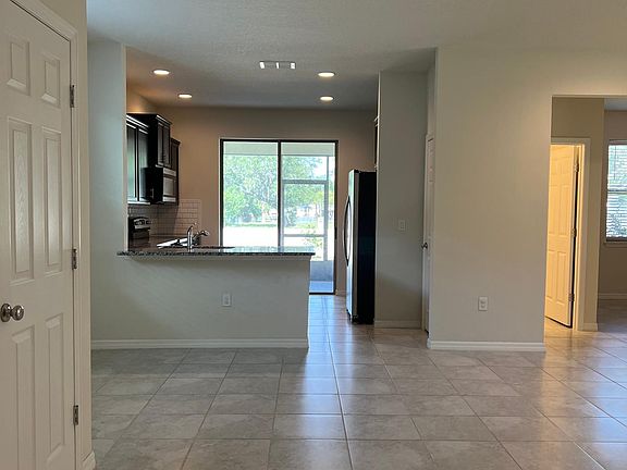 3rd image of 2861 E Lake Pointe Dr