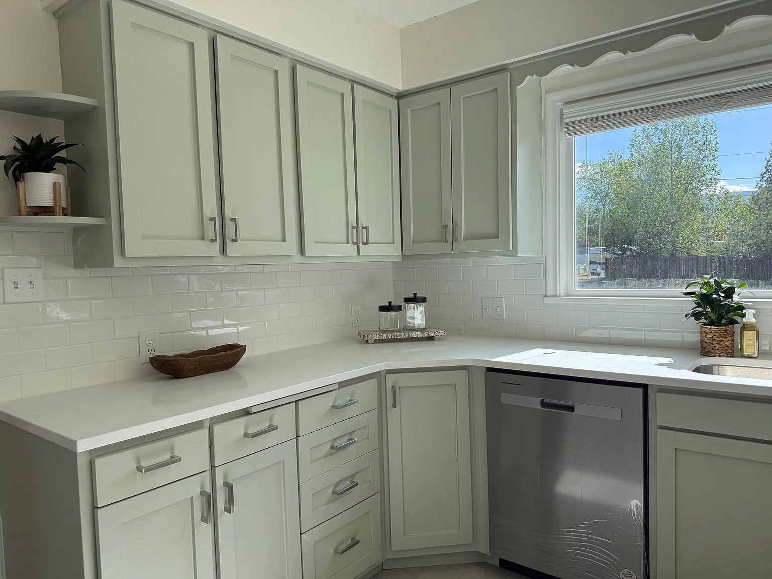 4 bed, 1.5 bath, 2568 sqft, $1,800 — Photo 3