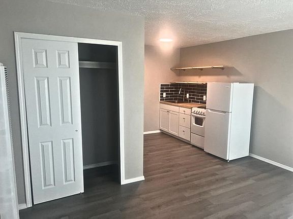 2nd image of 318 Princeton Dr SE #10