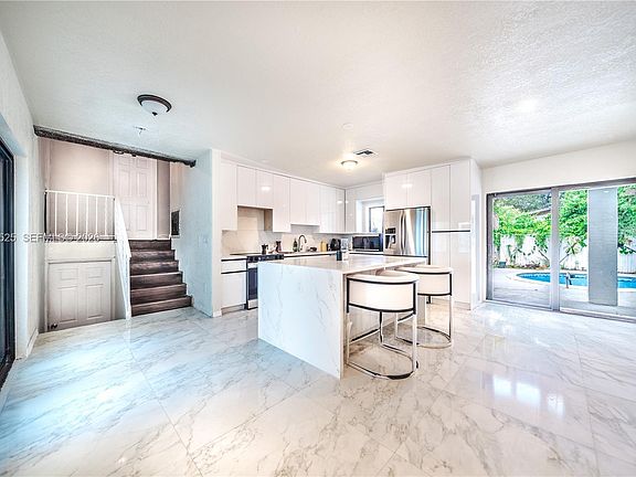 5th image of 20200 NE 14th Ave