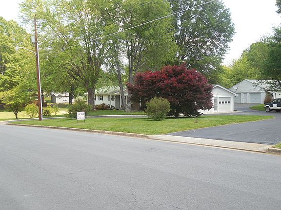3rd image of 826 Grand Oaks Dr