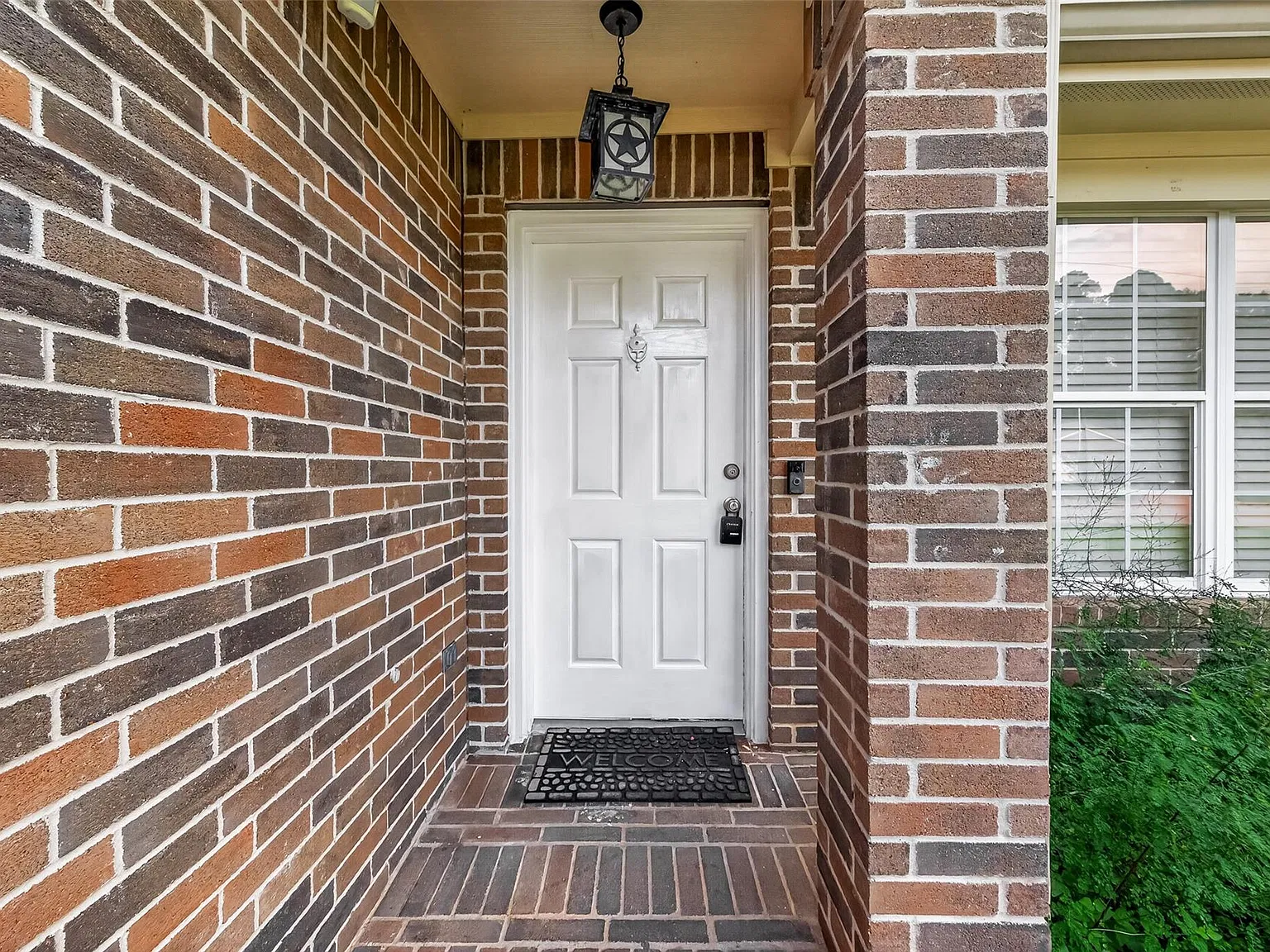4 bed, 2.5 bath, 1971 sqft, $1,795 — Photo 2
