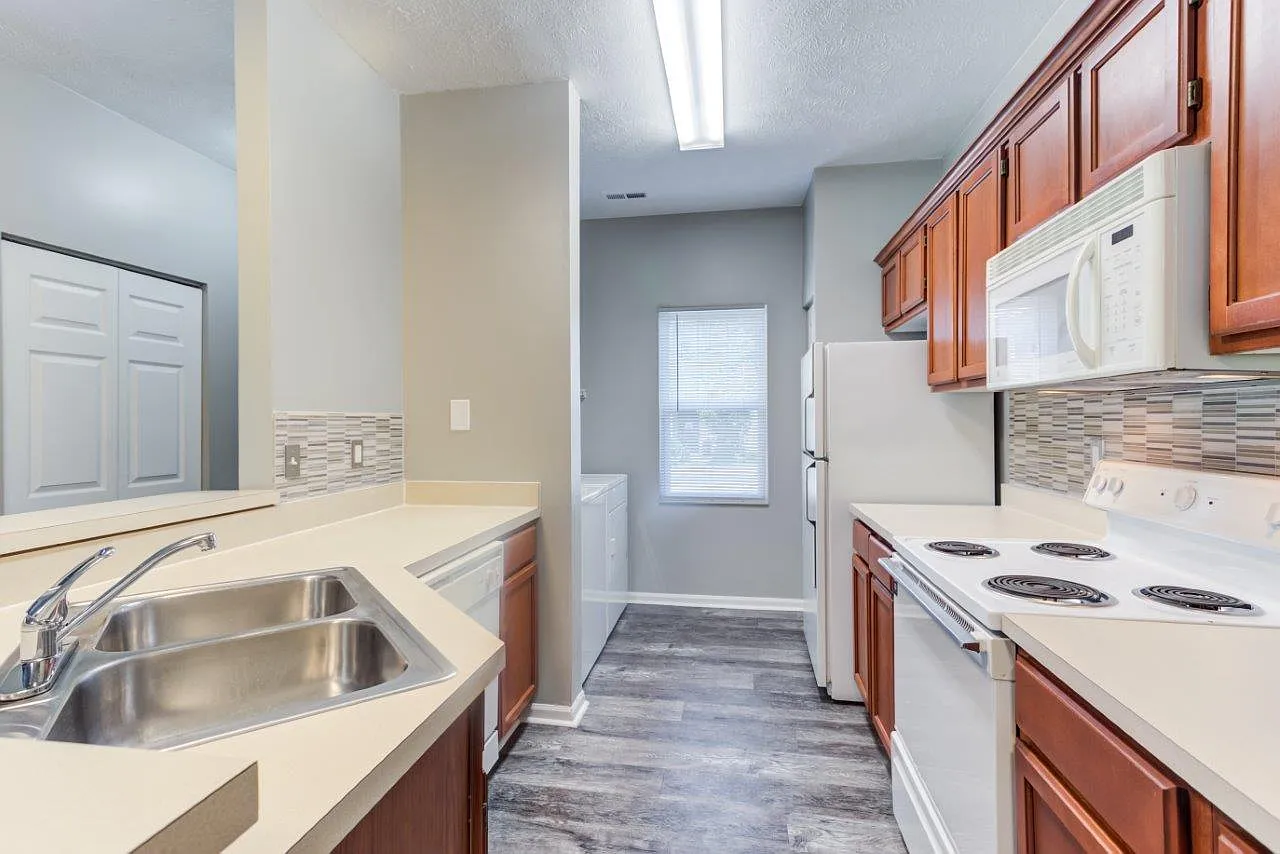Avalon at Northbrook Apartments and Townhomes — Photo 2