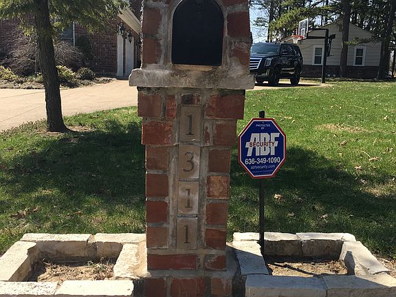 BRICK & STONE MAILBOX