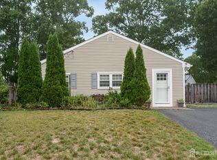 318 Hemlock Dr, Lanoka Harbor, NJ 08734