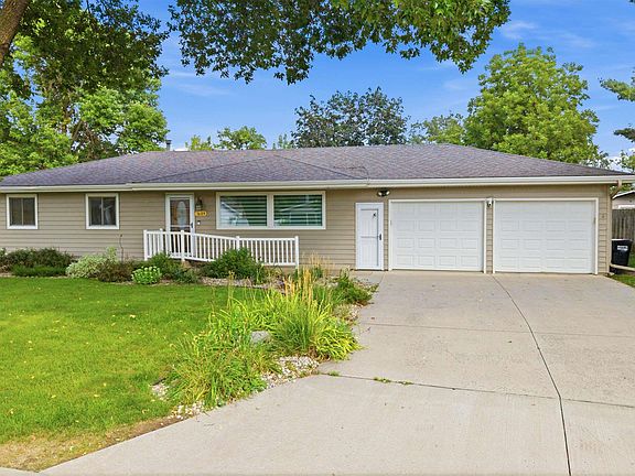 2nd image of 1609 E Sylvan Cir