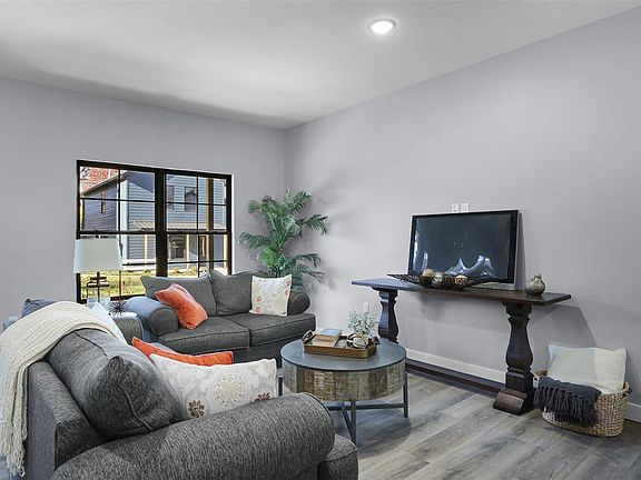 5th image of 132 E Union St