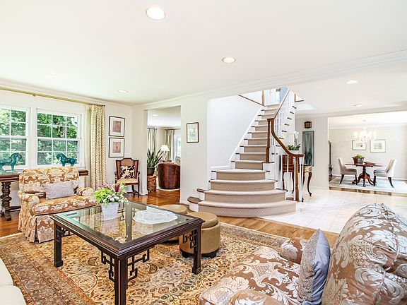 3rd image of 9 Cherry Ln