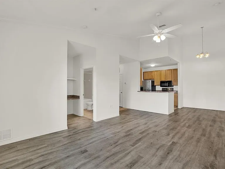 10201 Courtney Palms Blvd #304 — Photo 7