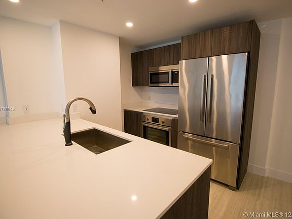 5th image of 488 NE 18th St Unit 506