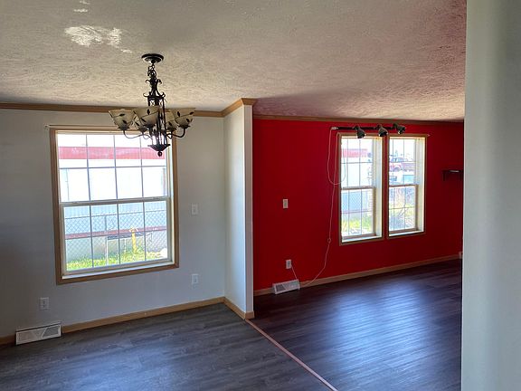 4th image of 210 Balsam St