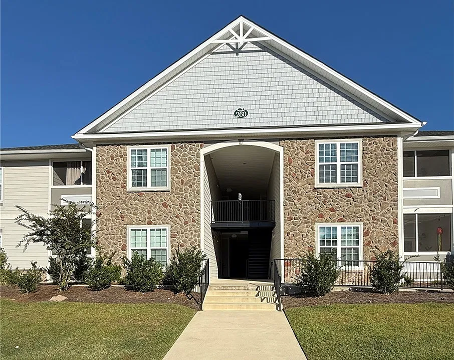 260 Gallery Dr #102