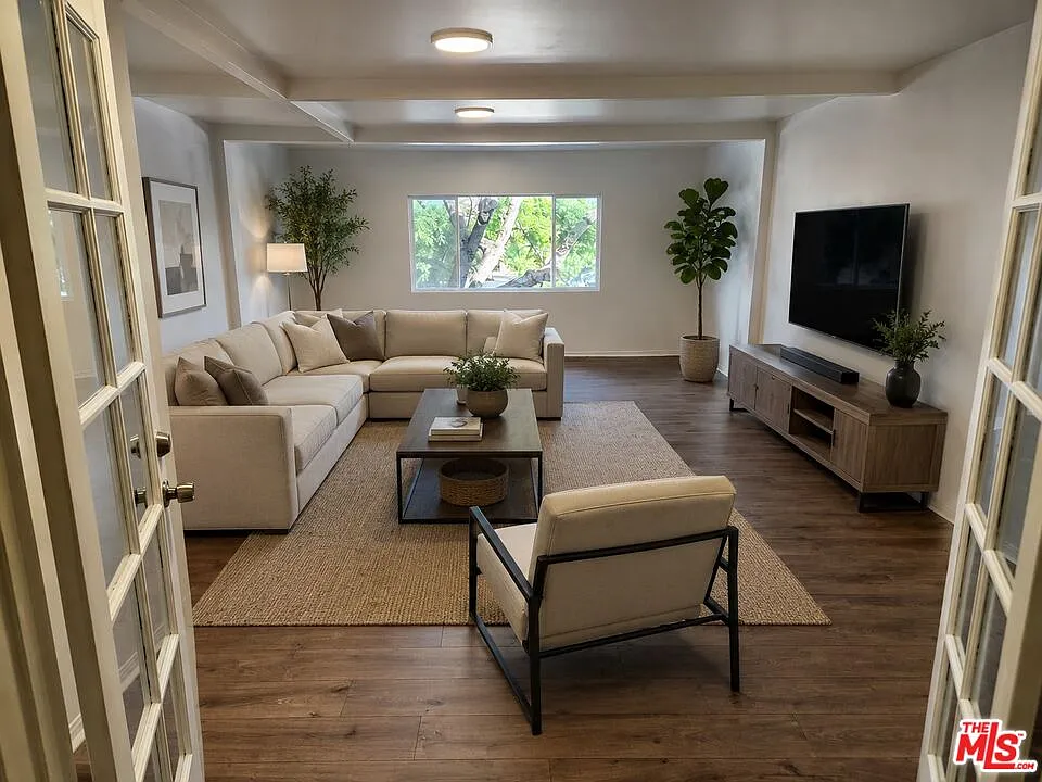 4531 Van Nuys Blvd