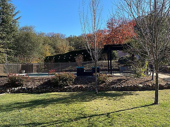 4th image of 1055 Uplands Dr