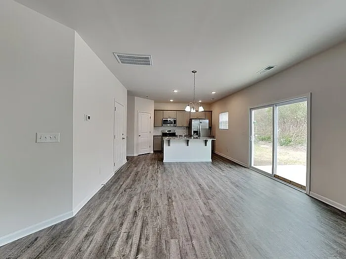 4 bed, 2.5 bath, 2106 sqft, $2,195 — Photo 3