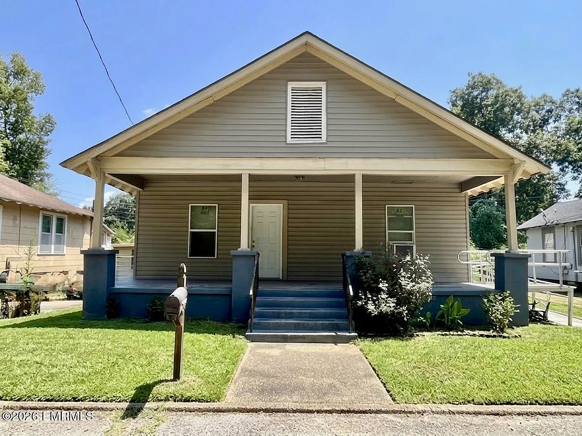 2 bed, 1.0 bath, $800 — Photo 1