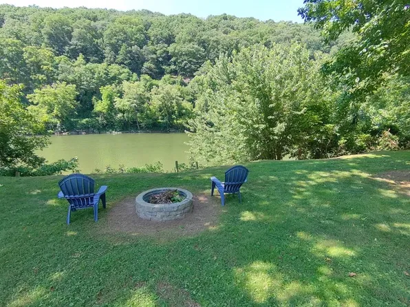 3345 Greenbrier Dr, Hinton, WV 25951