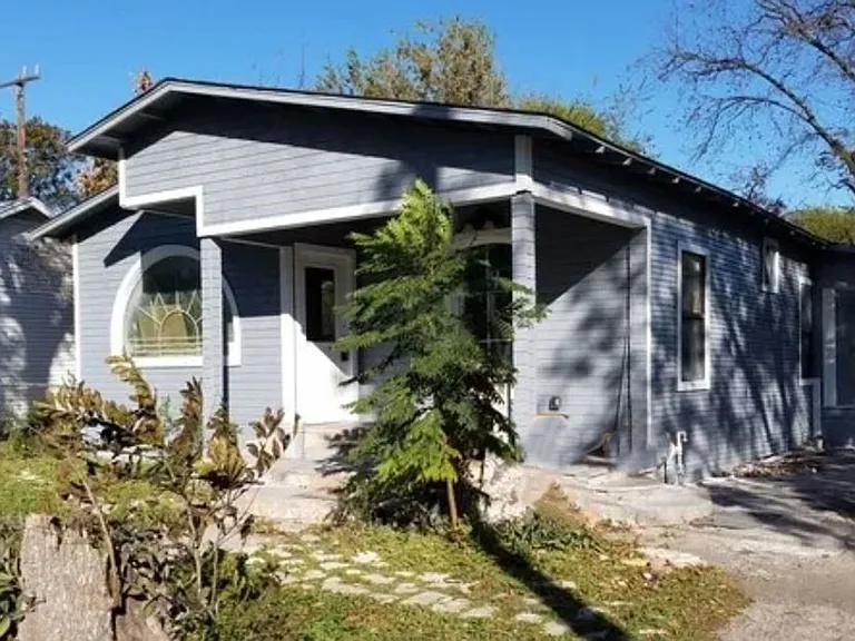 607 Gulf — Photo 1