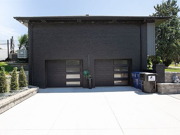 2car garage  
Finished walls