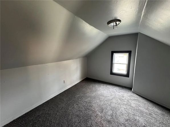44 Short St